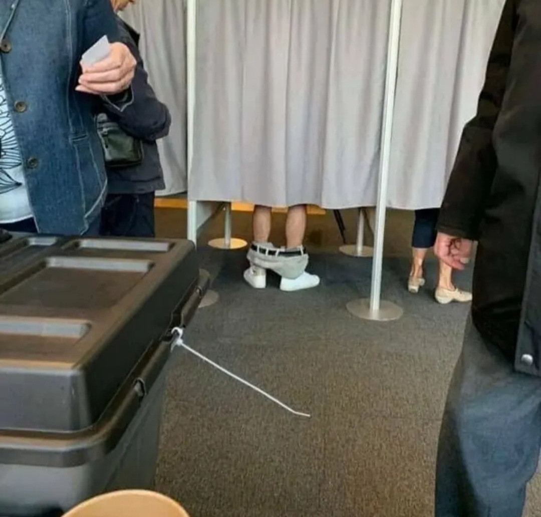 투표장 자위남.jpg