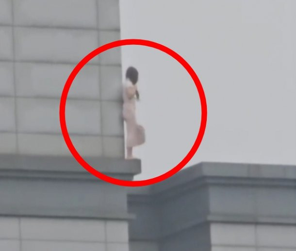 강남역 옥상 19층 자살시도녀.jpg